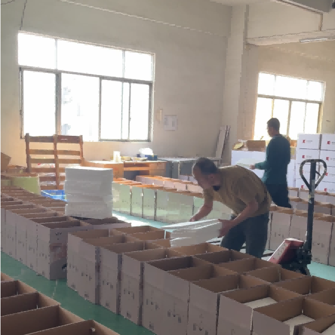 Avslöjar den noggranna förpackningsprocessen hos professionella ljuskronatillverkare