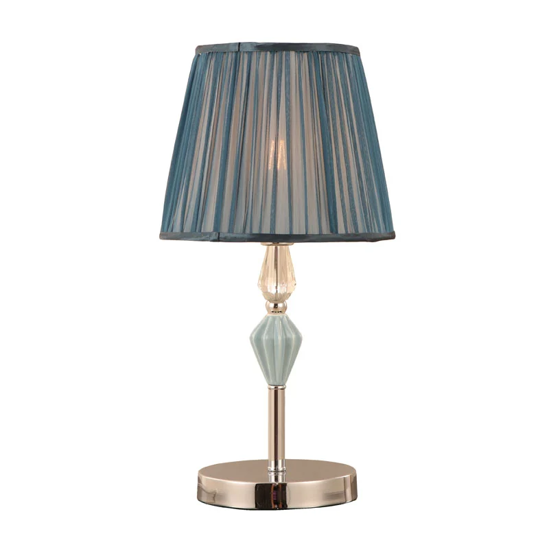 Traditionell bordslampa i plisserat tyg